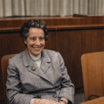 Hannah Arendt expõe como a obediência cega se torna um risco silencioso