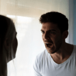 Gaslighting e assédio moral aumentam risco de doenças cardíacas em mulheres